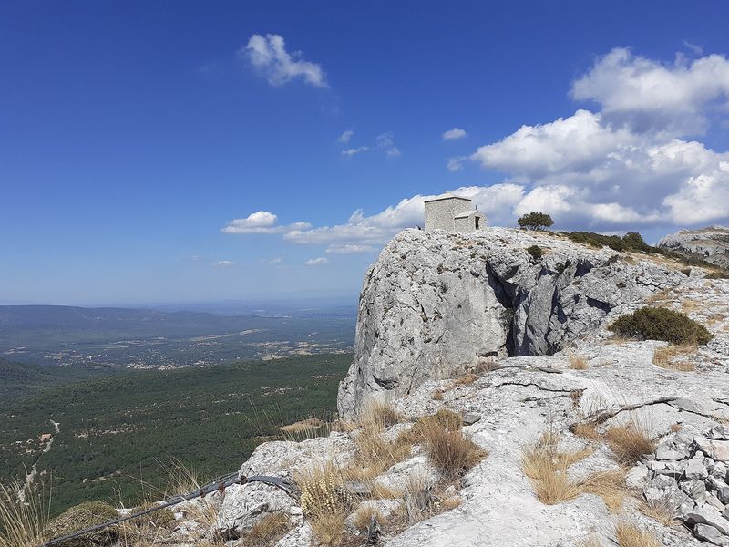 La chapelle du Saint-Pilon sur la crête de la Sainte-Baume