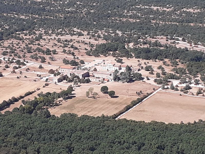 La forêt de la Sainte-Baume et l'Hostellerie vues depuis la crête