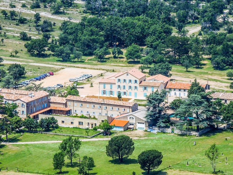 L'Hostellerie de la Sainte-Baume vue depuis l'esplanade de la grotte