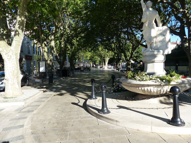 La place du village de Nans-les-Pins