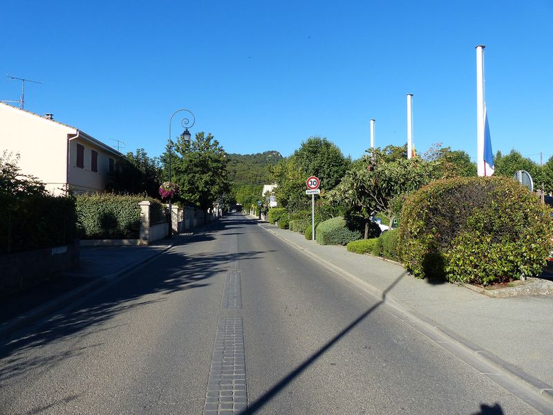 Das Dorf Nans-les-Pins und der Hügel des alten Nans von der Straße aus Saint-Maximin